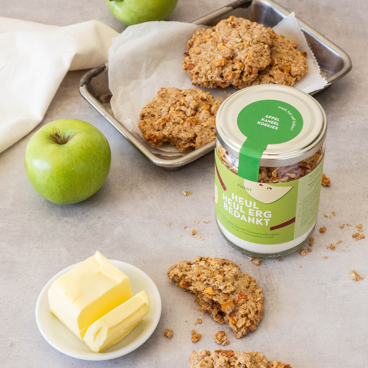 Baking apple cinnamon cookies | DIY cookie mix in a jar | Pineut
