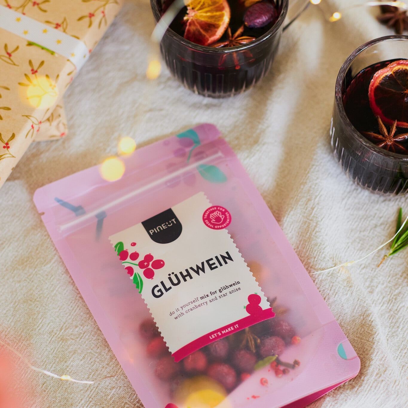 Winterse DIY Glühwein mix van Pineut in pouchbag voor het maken van warme Glühwein