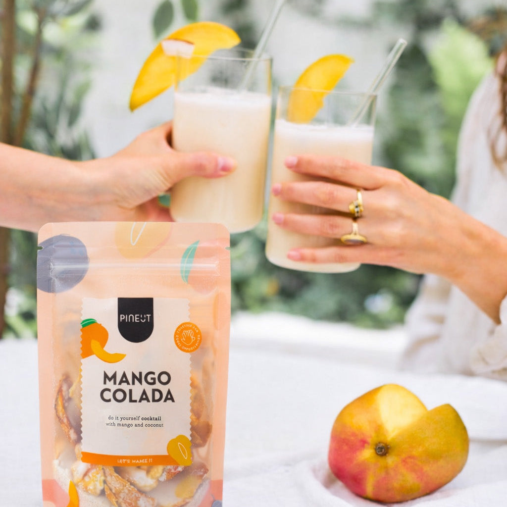 Tropische DIY Mango colada van Pineut voor het maken van zomerse cocktails thuis.